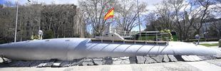 Una réplica del submarino Isaac Peral, en el paseo del Prado