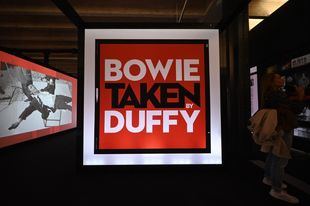 Las míticas sesiones fotográficas de Brian Duffy con David Bowie llegan al espacio COAM