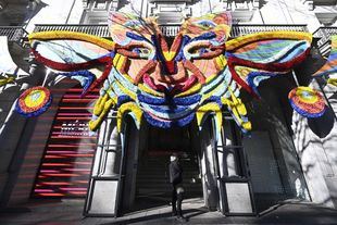 Casa de México da la bienvenida a la primavera con una obra de arte floral en su fachada