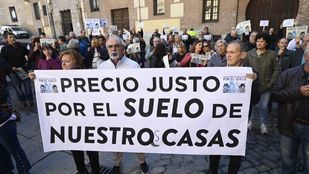 Vecinos afectados por el Plan 18.000 se concentran en la Plaza de la Villa