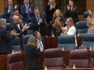 Ovación cerrada en la Asamblea a Paloma Adrados ya recuperada de un ictus