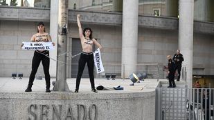 Dos activistas de Femen se encadenan en el Senado para pedir la derogación de la Ley Mordaza