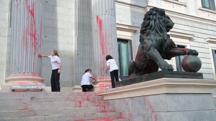 Limpieza de la puerta de los leones del Congreso después de que unos activistas climáticos lanzaran pintura roja
