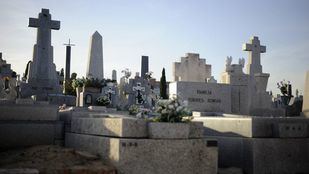 Robados crucifijos y adornos de 74 tumbas del Cementerio Sur de Carabanchel
