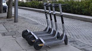 París vota acabar con los patinetes de alquiler en sus calles