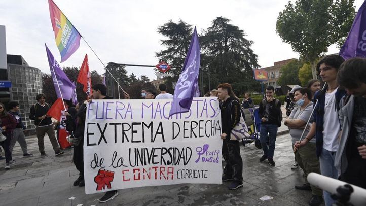 El Sindicato de Estudiantes de Madrid convocó una concentración para mostrar su rechazo al vídeo que se ha hecho viral del Colegio Mayor masculino Elías Ahuja