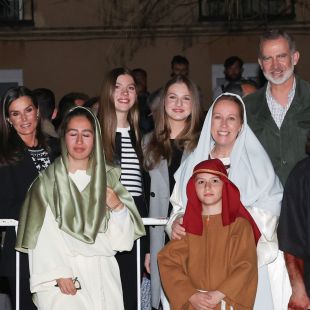 Los Reyes y sus hijas asisten a la Pasión de Chinchón