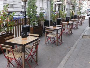 Villacís plantea mantener de manera permanente las terrazas en bandas de estacionamiento