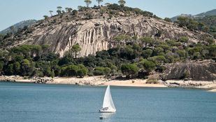 La playa del Pantano de San Juan mantiene su bandera azul