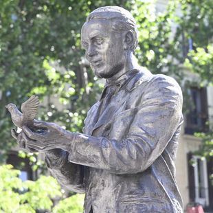 La estatua de Lorca recupera su alondra