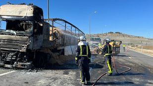 Calcinado un camión cargado con pellets en la M-45 en San Fernando