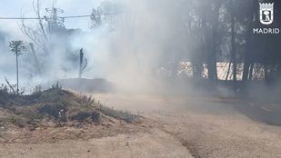 Extinguido el incendio de pastos junto a la A-6 en Moncloa