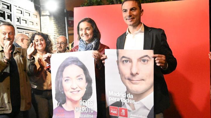 Reyes Maroto y Juan Lobato en la pegada de carteles