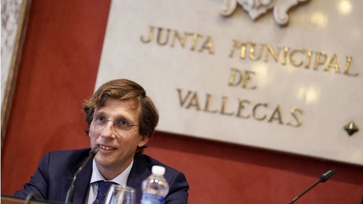 El alcalde y candidato del PP a la reelección, José Luis Martínez-Almeida, en la Junta de Gobierno celebrada en Puente de Vallecas.