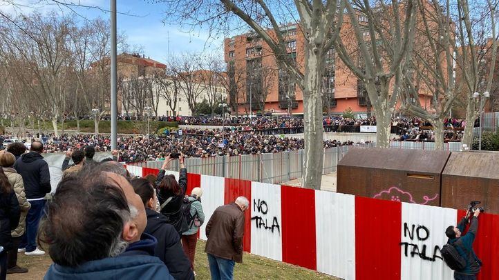 Vecinos y ecologistas se manifiestan contra la tala de árboles en Madrid Río