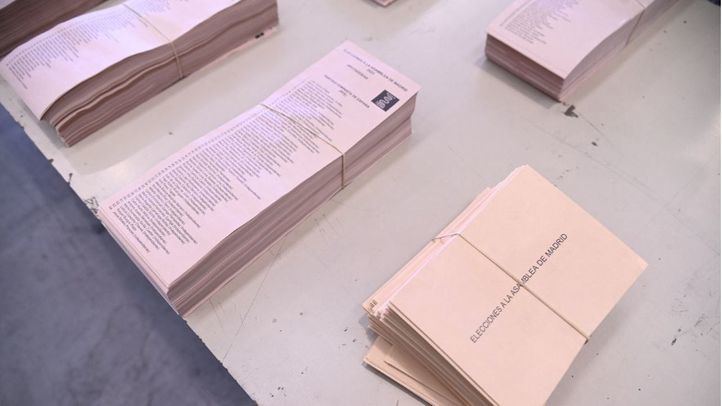 El consejero de Presidencia, Enrique López, visita el almacén donde se custodia el material logístico necesario para las elecciones del 28 de mayo