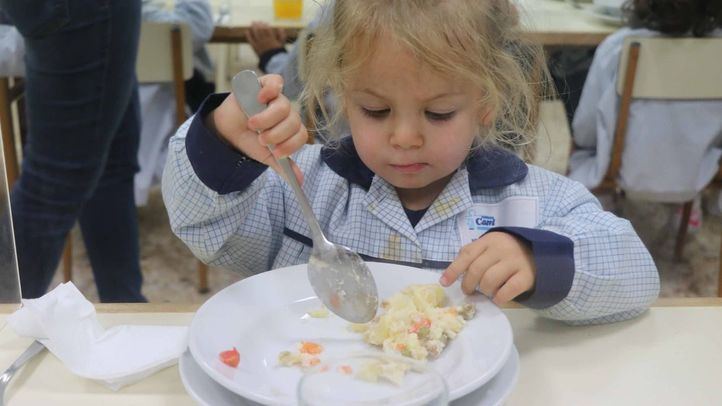 Una alumna de Casvi Villaviciosa en el comedor
