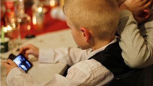 Cómo vestir a un niño para una ceremonia
