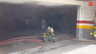 El incendio en un garaje de Las Rozas se complica por la combustión de un híbrido