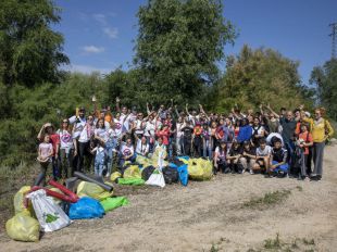 Miles de voluntarios en Madrid liberan de 'basuraleza' enclaves naturales