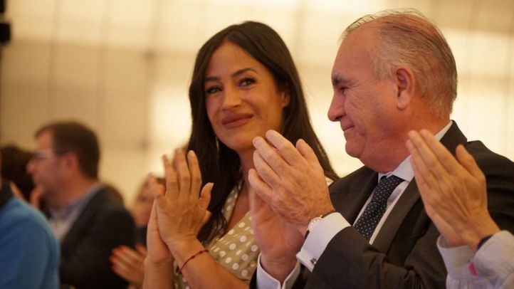 Begoña Villacís recibe el aplauso de los asistentes a los premios del Samur Social pedido por el alcalde.