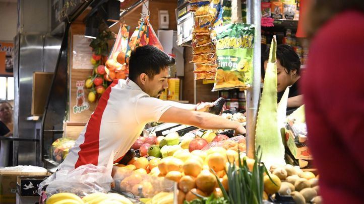 Un puesto de verduras y frutas en un mercado de Madrid