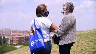 El Ayuntamiento homenajea al SAD de Vallecas por su labor en pandemia: "Hablar con mi auxiliar fue el mayor consuelo"