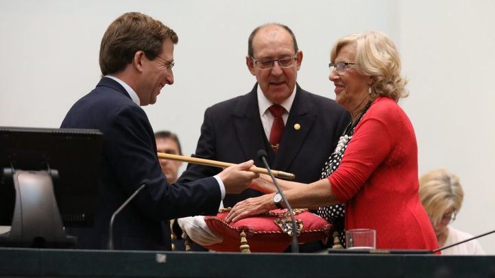 Manuela Carmena le entrega el bastón de mando a José Luis Martínez-Almeida en 2019.