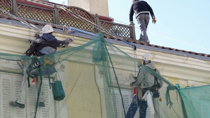 Obreros trabajando en altura