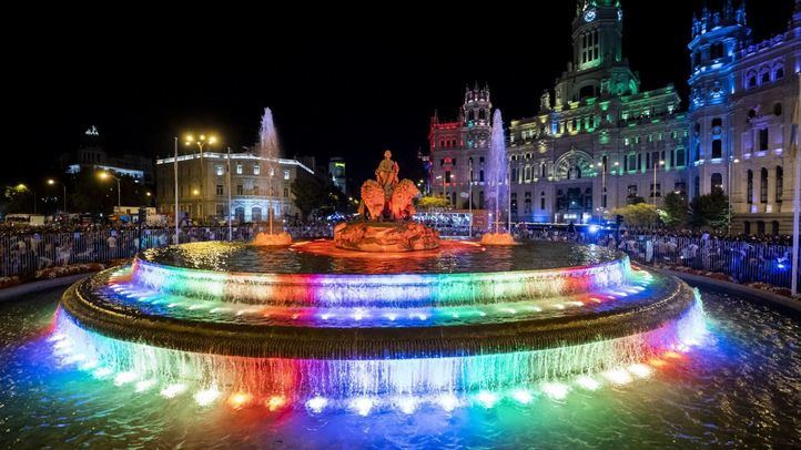 Fuente de Cibeles iluminada de noche durante el Orgullo