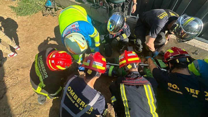 Herido grave un trabajador al atraparse una pierna en una motoazada