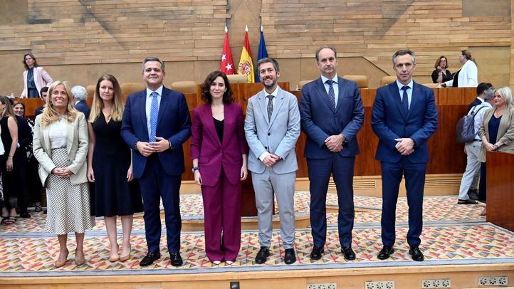 Ayuso con seis de sus nueve consejeros del nuevo Gobierno.