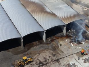 Bomberos trabajan en la extinción de un incendio en una planta de reciclaje en Loeches