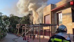 Fallece una mujer y diez personas resultan intoxicadas en el incendio de una residencia en Torrelodones