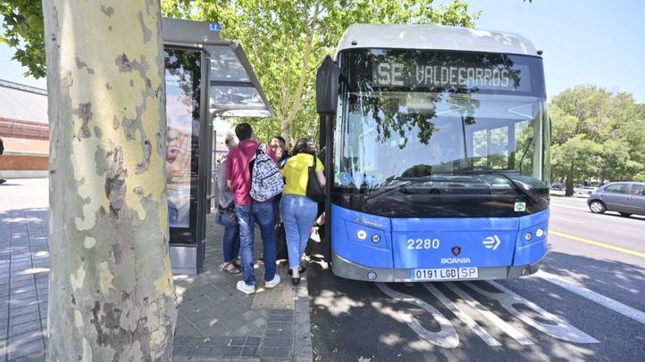 Autobús alternativo al cierre de la Línea 1 de Metro.
