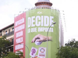 Vox retira la polémica lona de la calle Alcalá por orden de la Junta Electoral Central