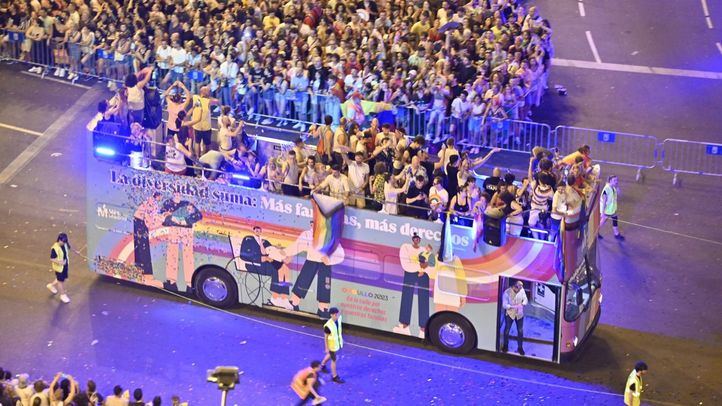 Carroza de Más Madrid durante el desfile del Orgullo