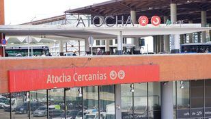 Un grupo de viajeros colapsa la red de Cercanías al bajar a las vías en Atocha
