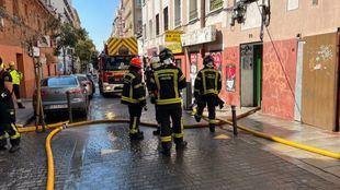 Tres intoxicados por humo en el incendio de una cubierta en Lavapiés
