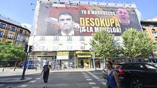 El PSOE denuncia ante la Junta Electoral la lona de Desokupa contra Sánchez