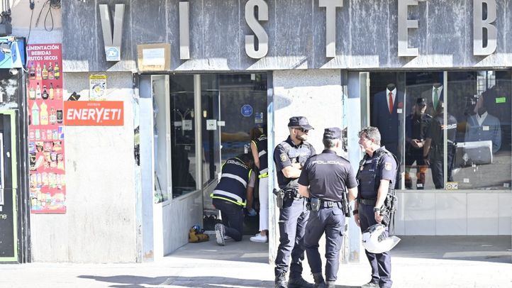 Agentes de la Policía en la tienda de ropa donde han asesinado a una mujer en Tirso de Molina