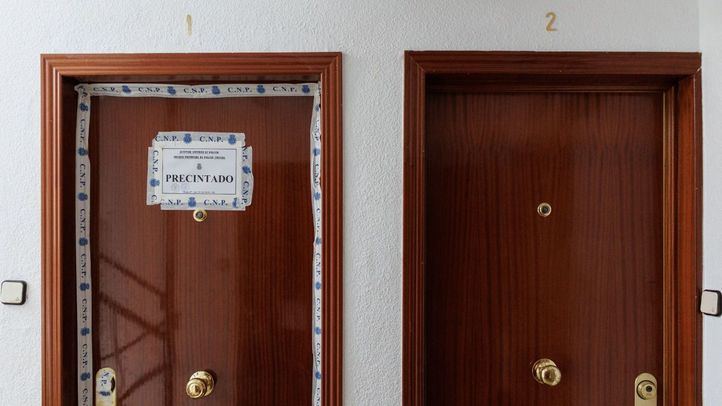 La puerta 1 del sexto piso precintada con una cinta de la Policía Nacional, después de que un joven de 25 años asesinara presuntamente a una mujer de 53 años la pasada madrugada, en el número 1 de la calle Batanes, a 3 de julio de 2023, en Alcalá de Henares