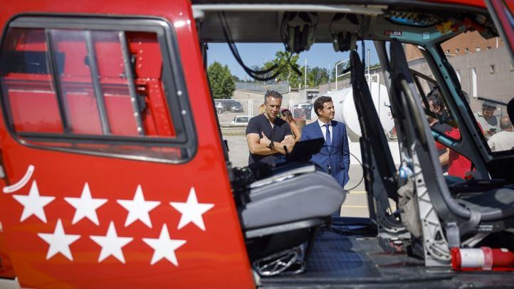 El consejero Carlos Novillo y el alcalde de Las Rozas, José de la Uz, visitan el Parque de Bomberos del municipio