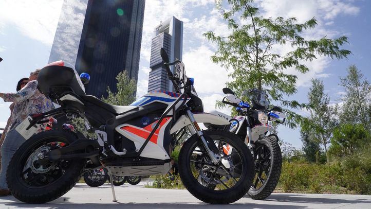 El delegado de Urbanismo, Medio Ambiente y Movilidad, Borja Carabante, presenta las 30 nuevas motos eléctricas de los agentes de movilidad.