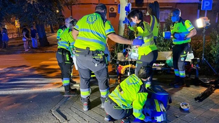 Sanitarios estabilizan a la mujer apuñalada en Usera