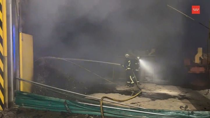 Incendio en una nave industrial en el Polígono Los Gallegos, en Fuenlabrada