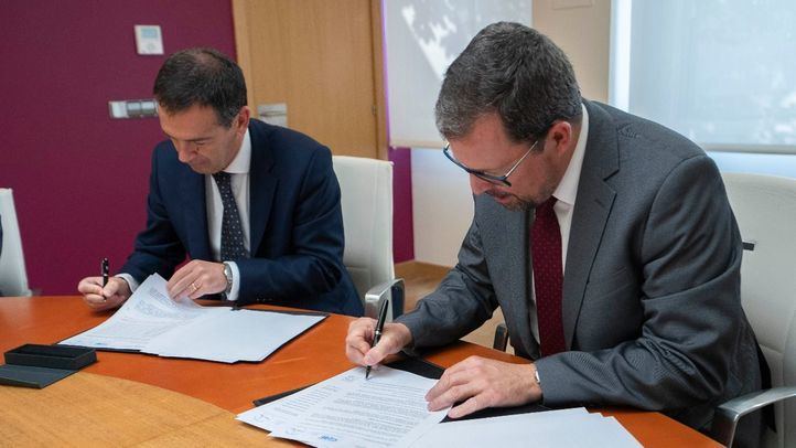 Firma del contrato entre Renfe y CAF para la compra de 29 trenes de cercanías