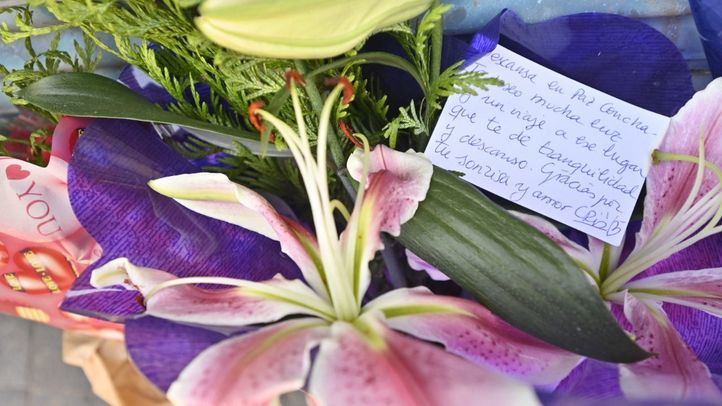 Flores en la puerta de la tienda de la mujer asesinada en Tirso de Molina