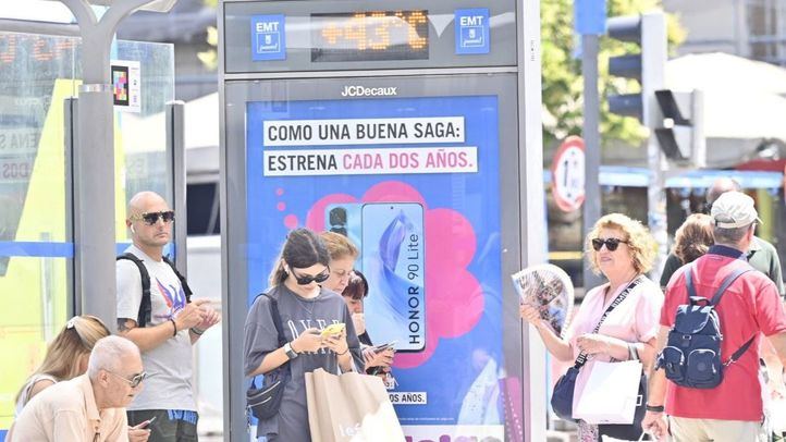 Termómetro en una marquesina que marca 43 grados