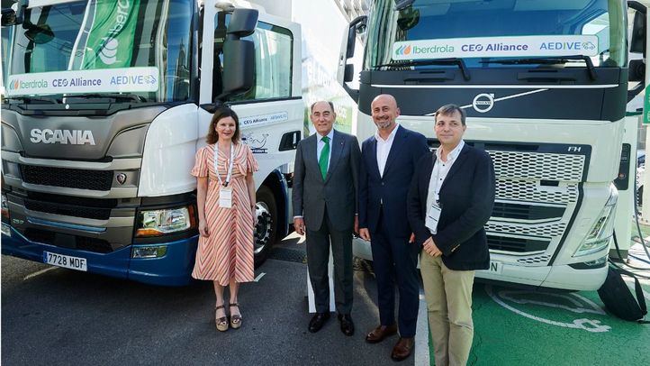 Ignacio S. Galán, presidente de Iberdrola y María José Rallo del Olmo, secretaria general de Transportes y Movilidad, junto a representantes del sector